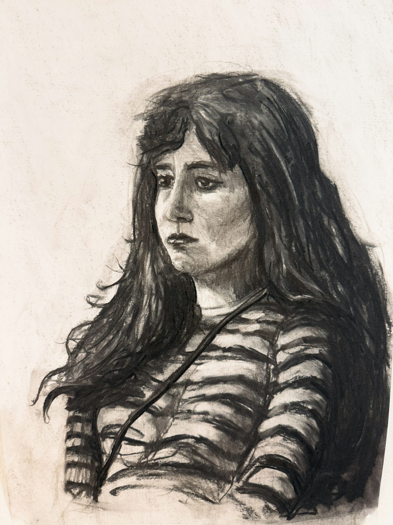 Jeune femme au pull rayé — Fusain