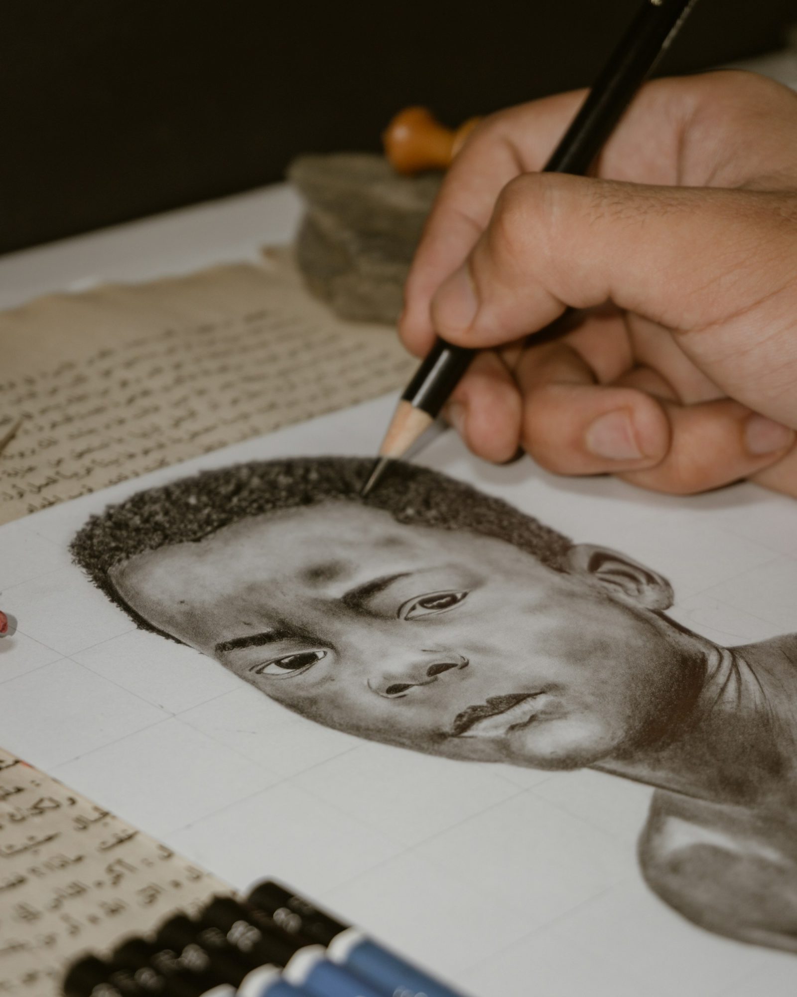 Portrait en cours, au crayon — Fusain