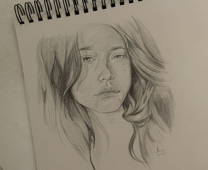 Visage au crayon — Fusain