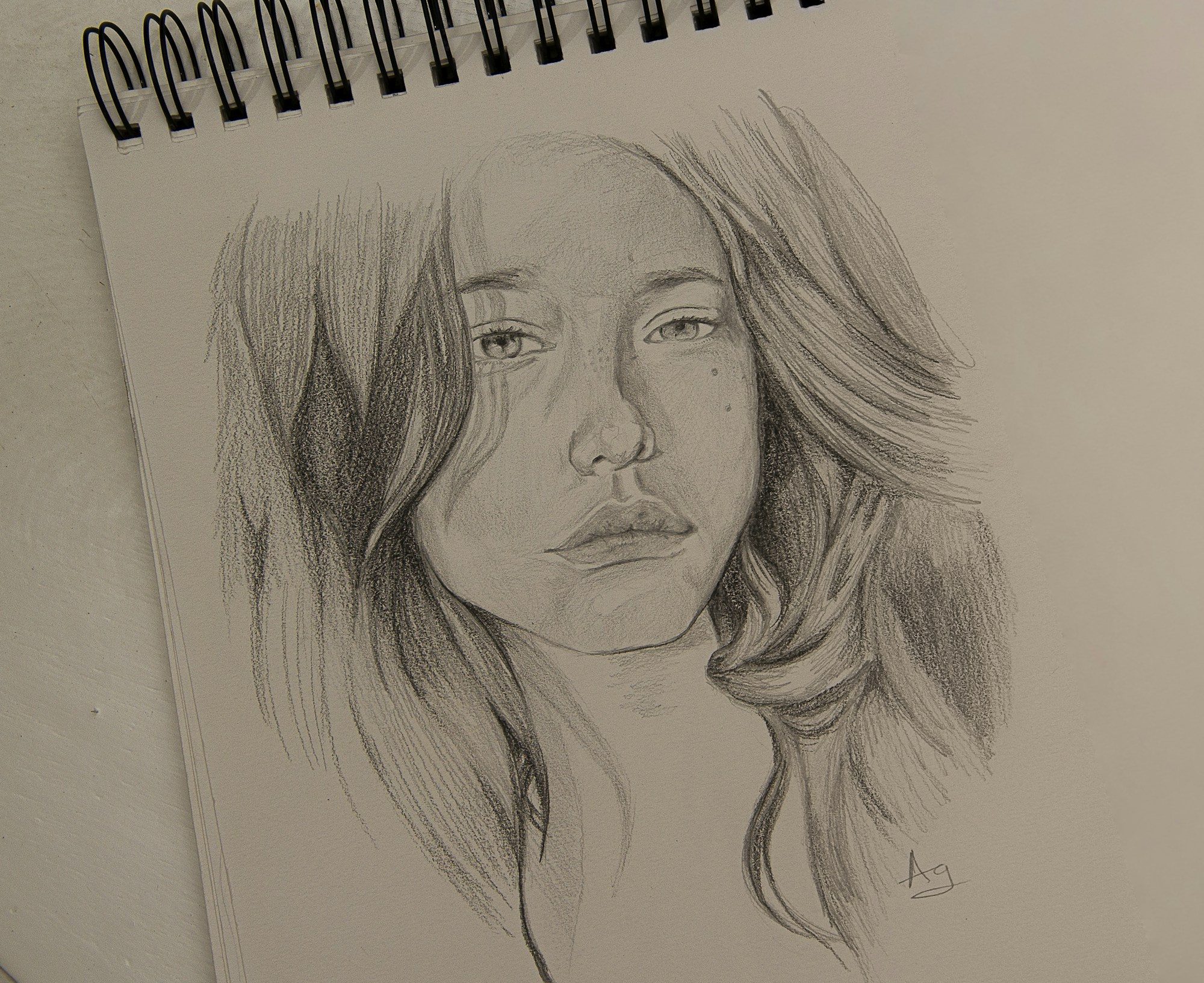 Visage au crayon — Fusain